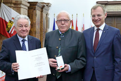Ehrenzeichenverleihung des Landes an Funktionäre des OÖ Seniorenbundes Verdienstmedaille an Ferdinand HOFMANN
