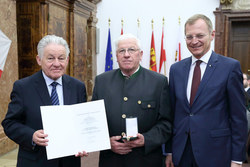 Ehrenzeichenverleihung des Landes an Funktionäre des OÖ Seniorenbundes Verdienstmedaille an Ehrenobmann
Michael POINTNER
