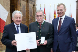 Ehrenzeichenverleihung des Landes an Funktionäre des OÖ Seniorenbundes Verdienstmedaille an Bürgermeister a.D.
Franz PRINZ

