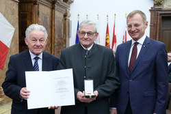 Ehrenzeichenverleihung des Landes an Funktionäre des OÖ Seniorenbundes Verdienstmedaille an Gemeinderat
Georg SCHIEßL
