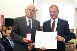 Verleihung der Bundesauszeichnungen an ehemalige Landesbedienstete durch Landeshauptmann Mag. Stelzer Hofrat i.R.
Dr. Erwin TEUSCHL
