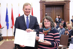 Landeshauptmann Mag. Thomas Stelzer Überreicht die Verdienstmedaille des Landes Oberösterreich Martha HABERL