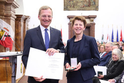 Landeshauptmann Mag. Thomas Stelzer Überreicht die Verdienstmedaille des Landes Oberösterreich Maria ZINÖCKER