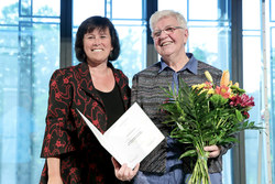 Verleihung der Humanitätsmedaille an Frau Prof. Elisabeth Braun bei der Eröffnung des Festivals Sicht:Wechsel