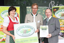 Landesrat Max Hiegelsberger verleiht an 12 Gemeinden die Plakette  Natur im Garten Gemeinde