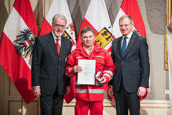 Landeshauptmann Mag. Thomas Stelzer verleiht die Oberösterreichische Rettungsdienstmedaille in Silber an Herrn Hauptsanitätsmeister Johann Kaimberger.