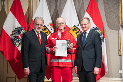 Landeshauptmann Mag. Thomas Stelzer verleiht die Oberösterreichische Rettungsdienstmedaille in Silber an Herrn Kolonnenkommandant Franz Primetshofer.