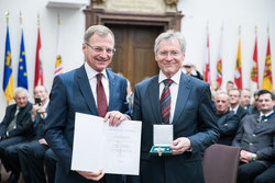 Landeshauptmann Mag. Thomas Stelzer überreicht das silberne Ehrenzeichen des Landes Oberösterreich an Dr. Gerhard Nothegger.