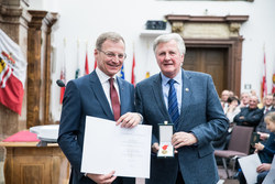 Landeshauptmann Mag. Thomas Stelzer überreicht die Verdienstmedaille des Landes Oberösterreich an Josef Kastner.
