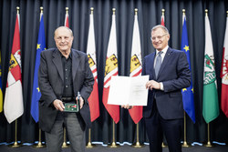 Landeshauptmann Mag. Thomas Stelzer verleiht das Verdienstkreuz des Landes OÖ für Kunst und Kultur an Christian Ludwig Attersee.
