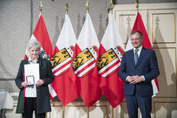 Landeshauptmann Mag. Thomas Stelzer überreicht die Verdienstmedaille des Landes Oberösterreich an Gemeinderätin Christa Brunninger.