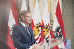 Landeshauptmann Mag. Thomas Stelzer überreicht Ehrenzeichen des Landes Oberösterreich an Funktionärinnen und Funktionäre des OÖ Seniorenbundes.