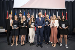 Landeshauptmann Mag. Thomas Stelzer empfängt ausgezeichnete Maturantinnen und Maturanten im Steinernen Saal des Linzer Landhauses.