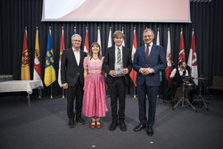 Landeshauptmann Mag. Thomas Stelzer empfängt ausgezeichnete Maturantinnen und Maturanten im Steinernen Saal des Linzer Landhauses.