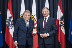 Landeshauptmann Mag. Thomas Stelzer überreicht Bundesauszeichnungen im Steinernen Saal des Linzer Landhauses. GROSSE EHRENZEICHEN FÜR VERDIENSTE UM DIE REPUBLIK ÖSTERREICH Hofrat i.R. Primararzt a.D. Dr Harald GOGL