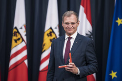 Landeshauptmann Mag. Thomas Stelzer überreicht Bundesauszeichnungen im Steinernen Saal des Linzer Landhauses.