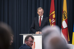 Landeshauptmann Mag. Thomas Stelzer überreicht Bundesauszeichnungen im Steinernen Saal des Linzer Landhauses.