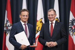 Landeshauptmann Mag. Thomas Stelzer überreicht Bundesauszeichnungen im Steinernen Saal des Linzer Landhauses. GOLDENE EHRENZEICHEN FÜR VERDIENSTE UM DIE REPUBLIK ÖSTERREICH Hofrat i.R. Primararzt a.D. Dr. Alfons DOBERSBERGER