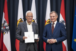 Landeshauptmann Mag. Thomas Stelzer überreicht Landesauszeichnungen im Steinernen Saal des Linzer Landhauses. VERDIENSTMEDAILLE DES LANDES OBERÖSTERREICH em. Univ.Prof.Dr. Dirk van HUSEN