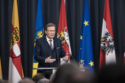 Landeshauptmann Mag. Thomas Stelzer überreicht Landesauszeichnungen im Steinernen Saal des Linzer Landhauses