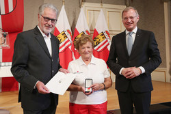 Landeshauptmann Mag. Thomas Stelzer überreicht Rettungs-Dienstmedaillen in Gold im Redoutensaal Linz an Haupthelferin Erika Mittendorfer.