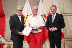 Landeshauptmann Mag. Thomas Stelzer überreicht Rettungs-Dienstmedaillen in Gold im Redoutensaal Linz an Hauptsanitätsmeister Walter Streif.