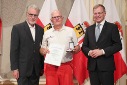 Landeshauptmann Mag. Thomas Stelzer überreicht Rettungs-Dienstmedaillen im Redoutensaal Linz an Haupthelfer Wolfgang GIEßER in Silber.