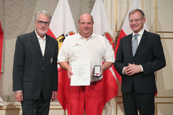 Landeshauptmann Mag. Thomas Stelzer überreicht Rettungs-Dienstmedaillen im Redoutensaal Linz an Bereitschaftskommandant Rupert OBER in Silber.
