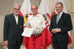 Landeshauptmann Mag. Thomas Stelzer überreicht Rettungs-Dienstmedaillen im Redoutensaal Linz an Kolonnenkommandant Thomas BERGTHALER in Bronze.