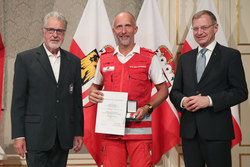 Landeshauptmann Mag. Thomas Stelzer überreicht Rettungs-Dienstmedaillen im Redoutensaal Linz an Sanitätsmeister Thomas EDTINGER in Bronze.