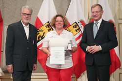 Landeshauptmann Mag. Thomas Stelzer überreicht Rettungs-Dienstmedaillen im Redoutensaal Linz an Hauptsanitätsmeisterin Christina GADRINGER in Bronze.