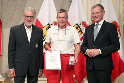 Landeshauptmann Mag. Thomas Stelzer überreicht Rettungs-Dienstmedaillen im Redoutensaal Linz an Hauptzugsführer Manfred GLÜCK in Bronze.