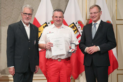 Landeshauptmann Mag. Thomas Stelzer überreicht Rettungs-Dienstmedaillen im Redoutensaal Linz an Hauptsanitätsmeister Peter GILLESBERGER in Bronze.