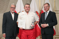 Landeshauptmann Mag. Thomas Stelzer überreicht Rettungs-Dienstmedaillen im Redoutensaal Linz an Hauptsanitätsmeister Gerhard GÜNTHER-ESCHHOLZ in Bronze.