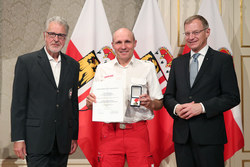 Landeshauptmann Mag. Thomas Stelzer überreicht Rettungs-Dienstmedaillen im Redoutensaal Linz an Hauptsanitätsmeister Kurt KLAFFENBÖCK in Bronze.