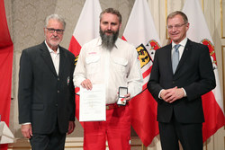 Landeshauptmann Mag. Thomas Stelzer überreicht Rettungs-Dienstmedaillen im Redoutensaal Linz an Hauptsanitätsmeister Andreas LUNTSCH in Bronze.