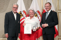 Landeshauptmann Mag. Thomas Stelzer überreicht Rettungs-Dienstmedaillen im Redoutensaal Linz an Haupthelferin Christiana MADEREGGER in Bronze.
