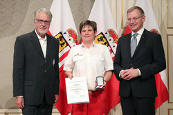 Landeshauptmann Mag. Thomas Stelzer überreicht Rettungs-Dienstmedaillen im Redoutensaal Linz an Hauptzugsführerin Sonja WENINGER in Bronze.