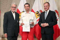 Landeshauptmann Mag. Thomas Stelzer überreicht Rettungs-Dienstmedaillen im Redoutensaal Linz an Hauptsanitätsmeister Jürgen KAPSAMER in Bronze.