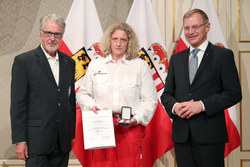Landeshauptmann Mag. Thomas Stelzer überreicht Rettungs-Dienstmedaillen im Redoutensaal Linz an Hauptsanitätsmeisterin Romana ZAUNER, BA in Bronze.