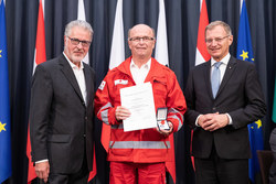 Landeshauptmann Mag. Thomas Stelzer überreicht Rettungs-Dienstmedaillen im Redoutensaal Linz an Hauptzugsführer Walter STOLLMAYER in Silber.