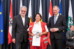 Landeshauptmann Mag. Thomas Stelzer überreicht Rettungs-Dienstmedaillen im Redoutensaal Linz an Haupthelferin Claudia HOFMANN in  Bronze.
