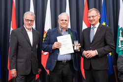 Landeshauptmann Mag. Thomas Stelzer überreicht Rettungs-Dienstmedaillen im Redoutensaal Linz an Hauptzugsführer Andreas PAYREDER in Bronze.