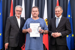 Landeshauptmann Mag. Thomas Stelzer überreicht Rettungs-Dienstmedaillen im Redoutensaal Linz an Haupthelfer Egon LUGER in Bronze.