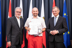 Landeshauptmann Mag. Thomas Stelzer überreicht Rettungs-Dienstmedaillen im Redoutensaal Linz an Hauptsanitätsmeister Michael RABITSCH in Bronze.