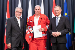 Landeshauptmann Mag. Thomas Stelzer überreicht Rettungs-Dienstmedaillen im Redoutensaal Linz an Hauptzugsführer Stefan Steinmayr in Bronze.