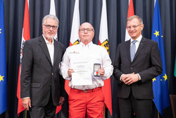 Landeshauptmann Mag. Thomas Stelzer überreicht Rettungs-Dienstmedaillen im Redoutensaal Linz an Kolonnenkommandant Gerhard STOLLMAYR in Bronze.