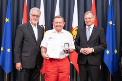 Landeshauptmann Mag. Thomas Stelzer überreicht Rettungs-Dienstmedaillen im Redoutensaal Linz an Hauptzugsführer Franz WENIGWIESER in Bronze.