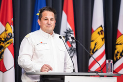 Landeshauptmann Mag. Thomas Stelzer überreicht Rettungs-Dienstmedaillen im Redoutensaal Linz.