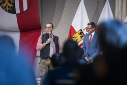Landeshauptmann Mag. Thomas Stelzer und Landesrat Markus Achleitner empfangen die Teilnehmerinnen und Teilnehmer der Special Olympics.